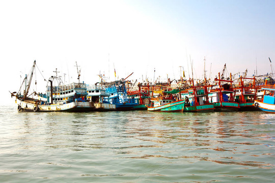 在沙美島港fisherboats；泰國(guó)