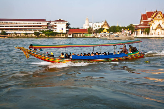 在曼谷河湄南湄南河在船上的人