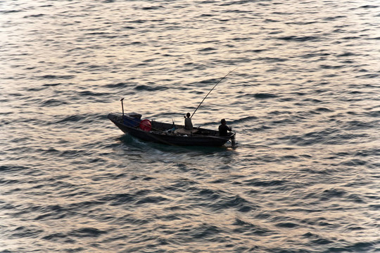 漁夫從船上捕魚