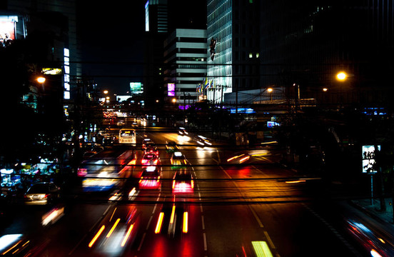 汽車在夜間在曼谷的主要道路與燈