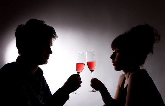 年輕夫婦喝玫瑰酒的照片