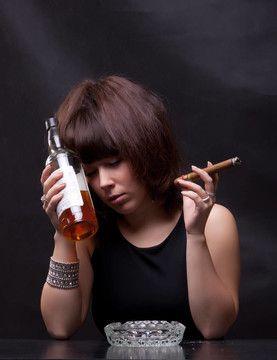 女人喝酒和抽雪茄的照片