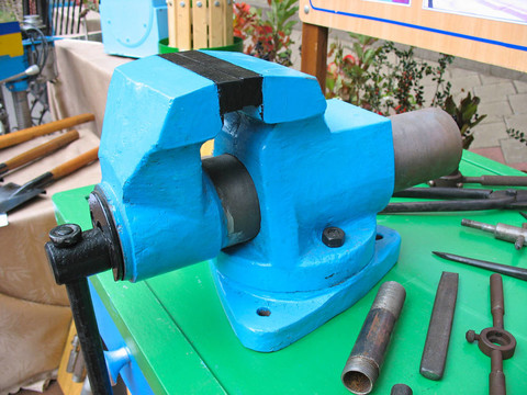 藍(lán)色的舊表機(jī)械虎鉗夾具