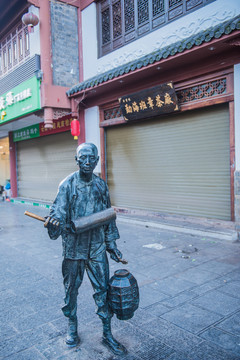 昆明東寺街銅像更夫