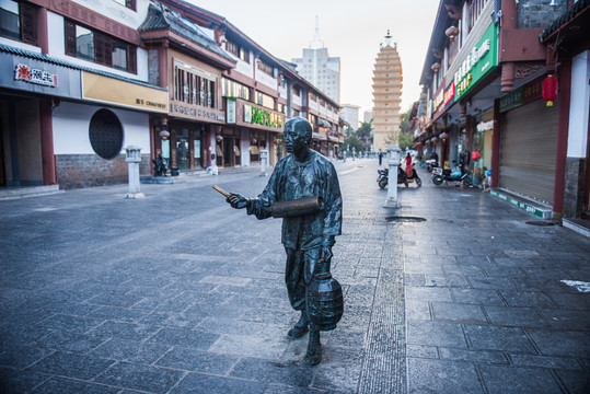 昆明東寺街銅像更夫