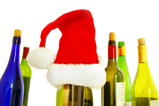 各種酒瓶和圣誕帽；白色
