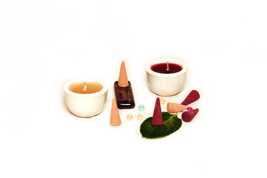 在白色的背景canddles組成