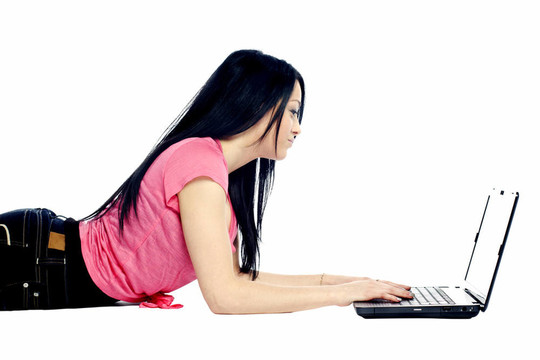 年輕女子用大腿敷在肚子上