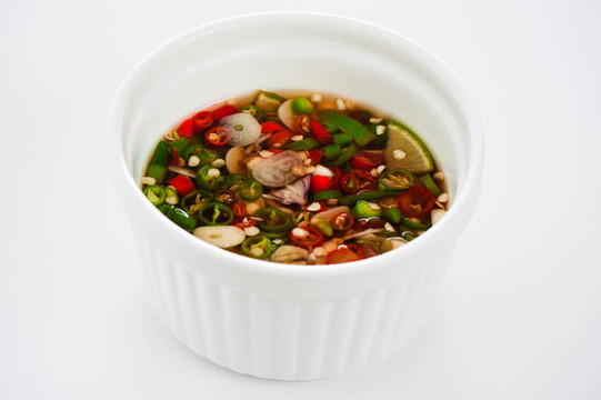 椒辣椒魚露在白色背景ramecin