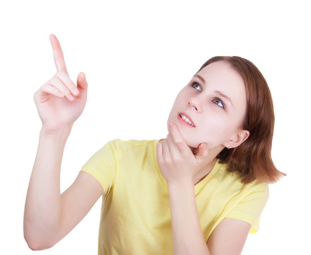 年輕女子指著頂面