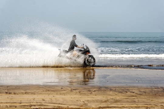 motorbiker濺起通過(guò)波hedvi海灘印度