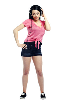 快樂自信的年輕女子聽音樂
