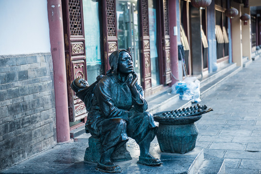 昆明東寺街銅像農(nóng)婦