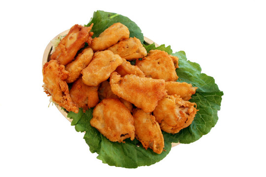 白色背景上的油炸魚