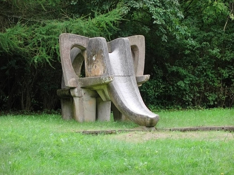 大象在公園的操場上滑動