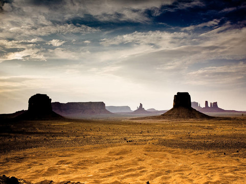 巨大的Buttes；用在紀(jì)念碑谷砂巖地層