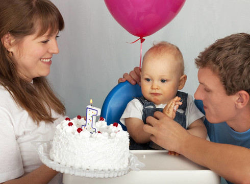 第一個(gè)生日。父母祝賀兒子的蛋糕。