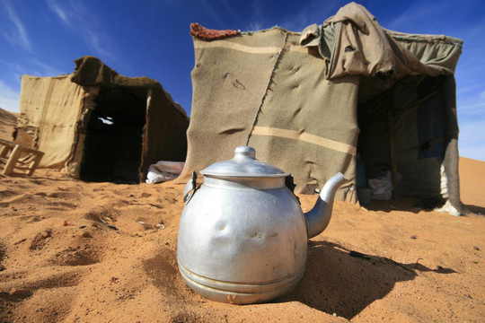 沙子里的茶壺