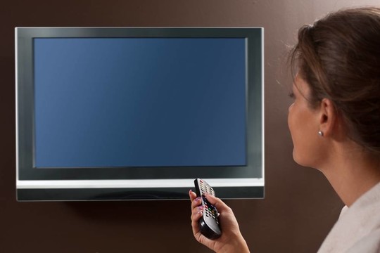 女人看電視
