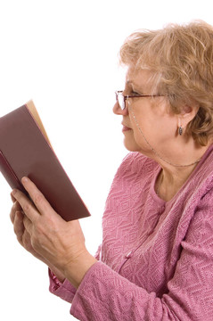老年婦女讀這本書