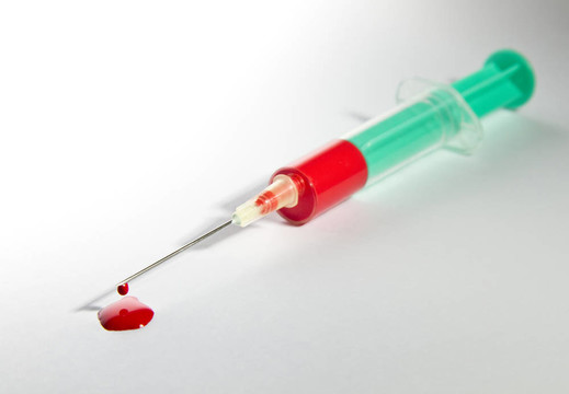 充滿血液的注射器