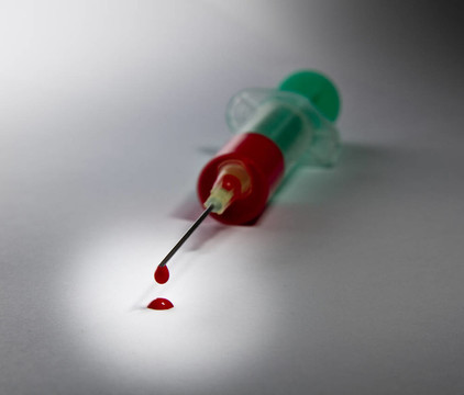 充滿血液的注射器