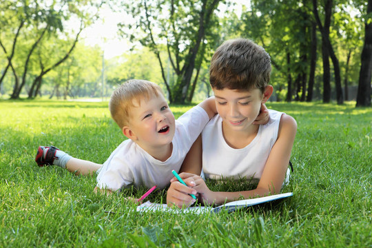 公園里的孩子們?cè)谧x一本書