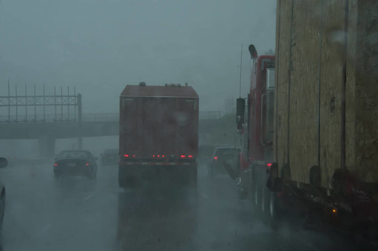 暴雨公路