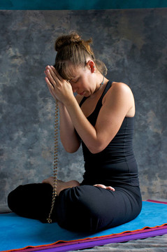 女人祈祷垫和麻辣烫珠