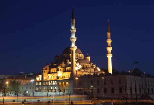 新清真寺（Yeni Camii）在夜間照明；伊斯坦布爾土耳其