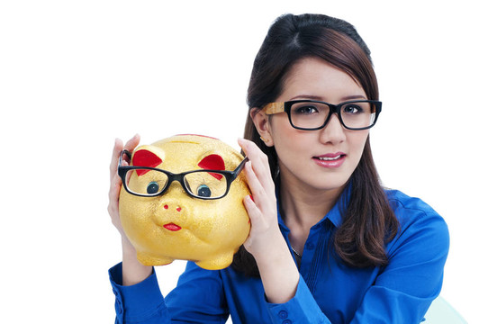 美麗的年輕女子抱著存錢罐
