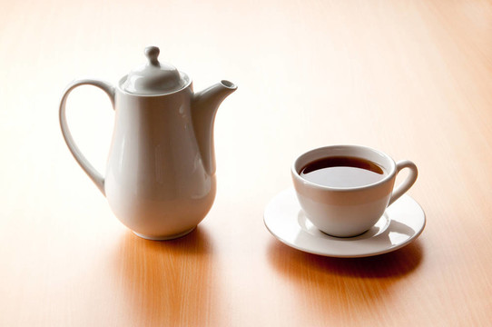 木桌上的茶