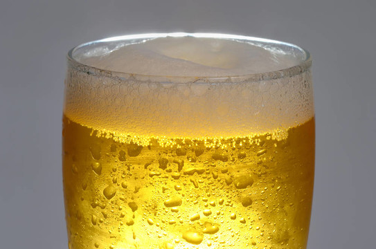 啤酒在玻璃杯里