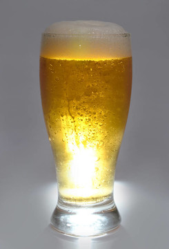 啤酒在玻璃杯里