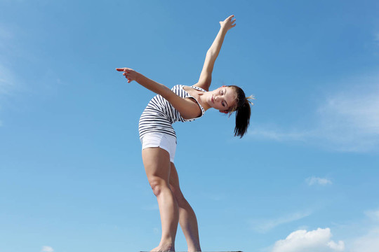 一個(gè)年輕女子做運(yùn)動(dòng)的畫像
