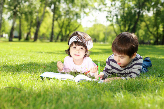 公園里的孩子們在讀一本書