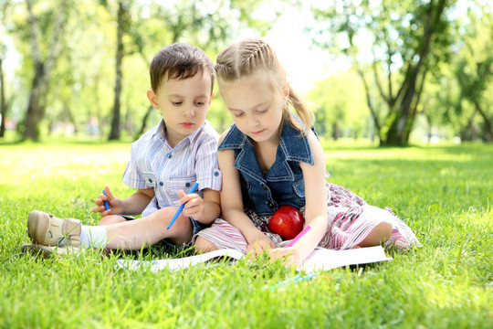 公園里的孩子們?cè)谧x一本書