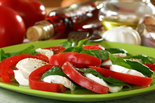 新鮮的西紅柿沙拉Caprese；干酪和羅勒。