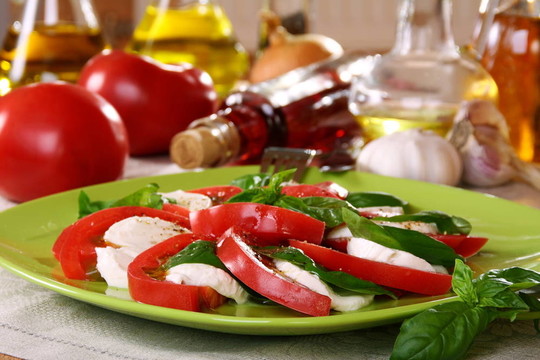 新鮮的西紅柿沙拉Caprese；干酪和羅勒。