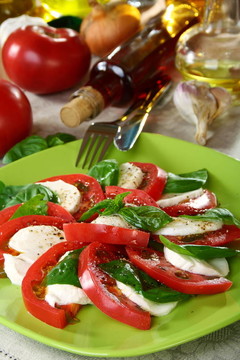 新鮮的西紅柿沙拉Caprese；干酪和羅勒。