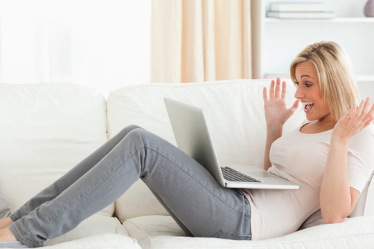 心煩意亂的金發(fā)女人有麻煩與她的筆記本電腦