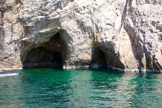 在地中海海岸懸崖石窟