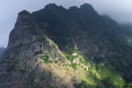 陡峭的山峰