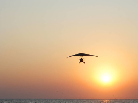 hangglider在行動(dòng)的海上日落