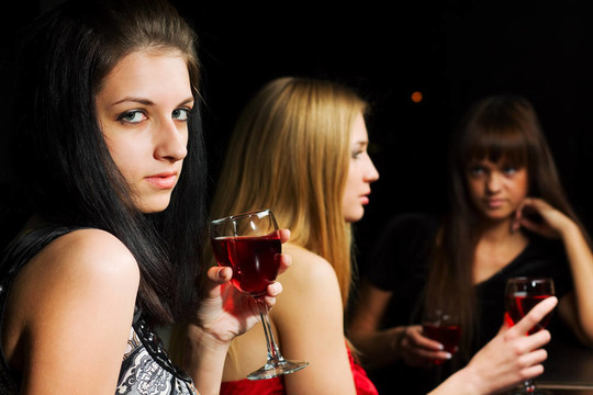 三個(gè)年輕女性在一個(gè)酒吧