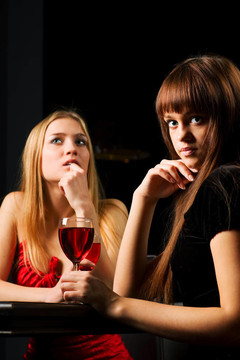 兩個年輕的女人在一個酒吧