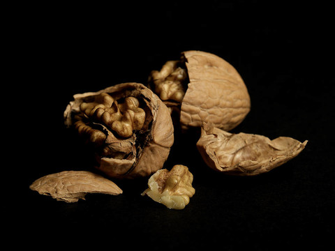 黑色背景核桃的靜物