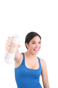 女子穿著運(yùn)動(dòng)服飲用水；白色隔離