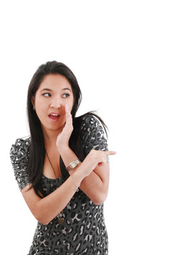女人驚訝和指著某人