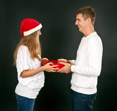 男人在Santa帽子里給懷孕的女孩